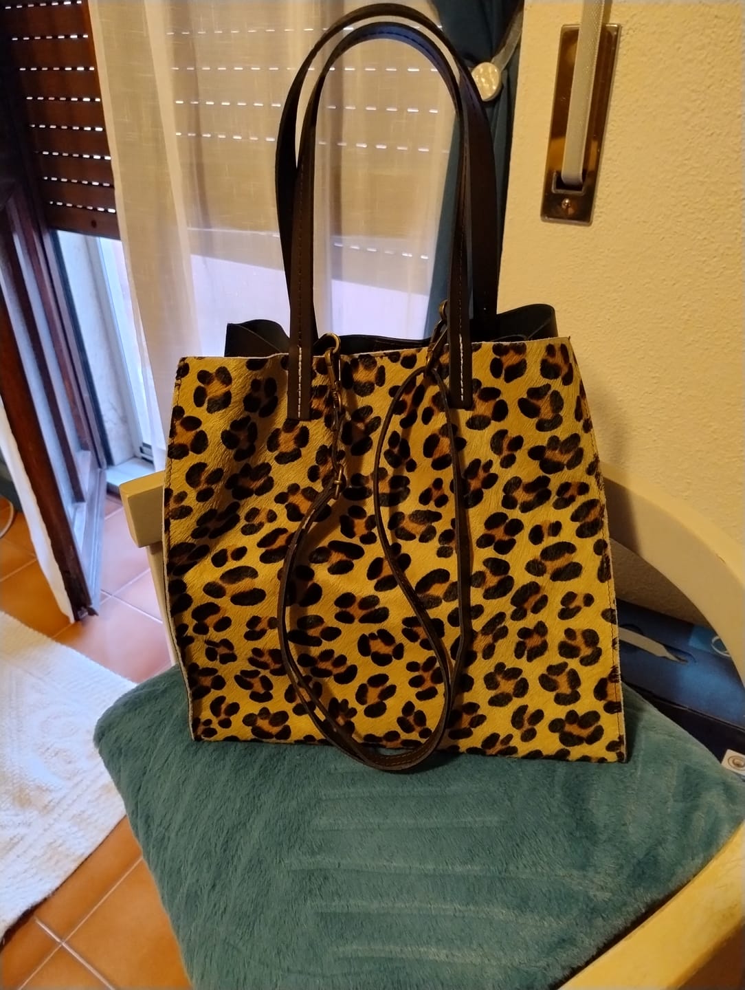 Customer photo review of Tina -  Borsa Shopping a Mano in Cavallino Animalier