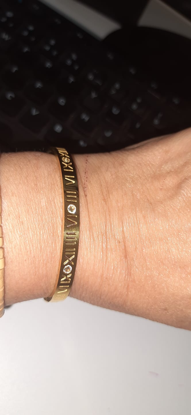 Customer photo review of Bracelete Algarismo Romanos Banhado em Ouro 18K