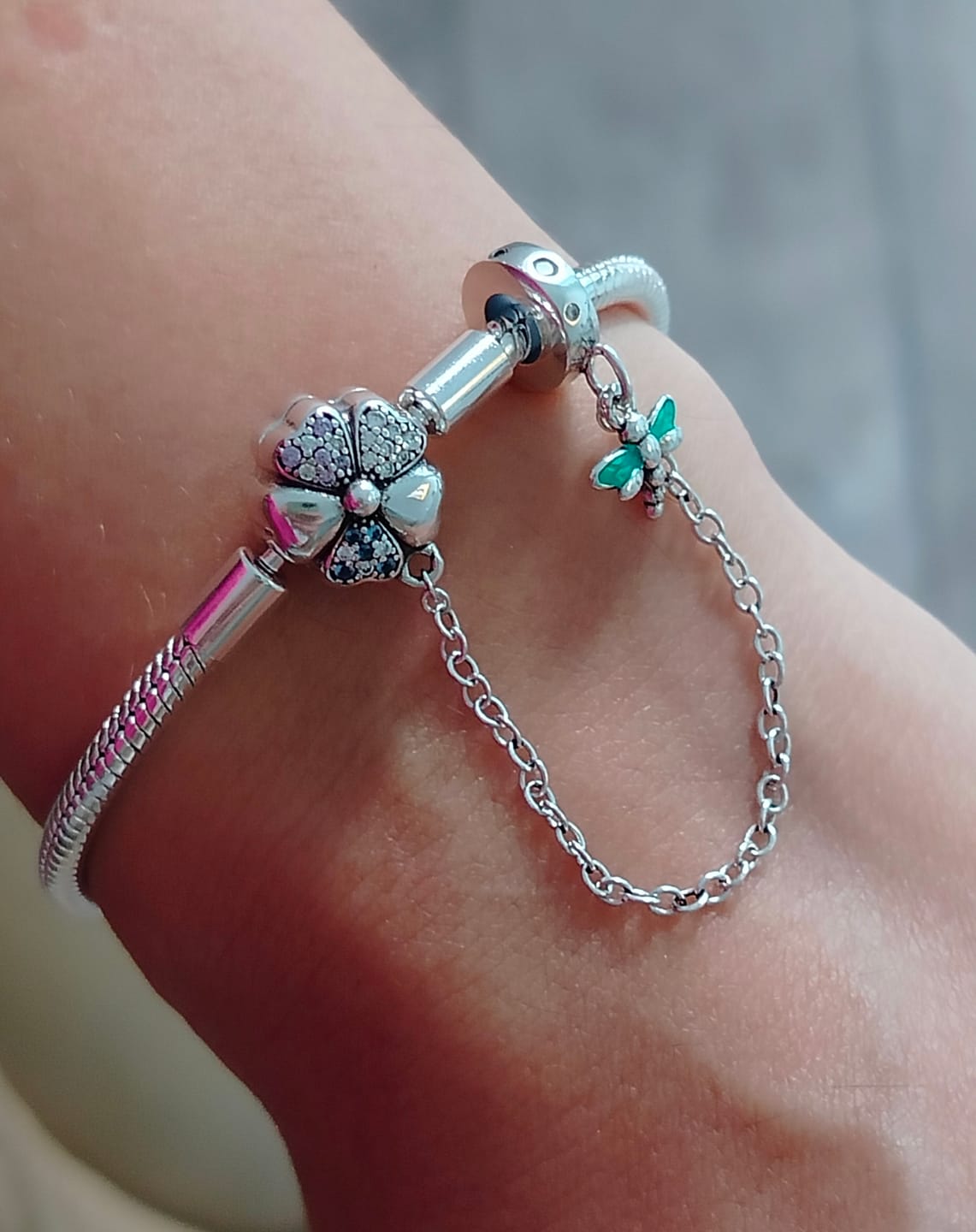 Customer photo review of Pulsera Trebol y Libelula