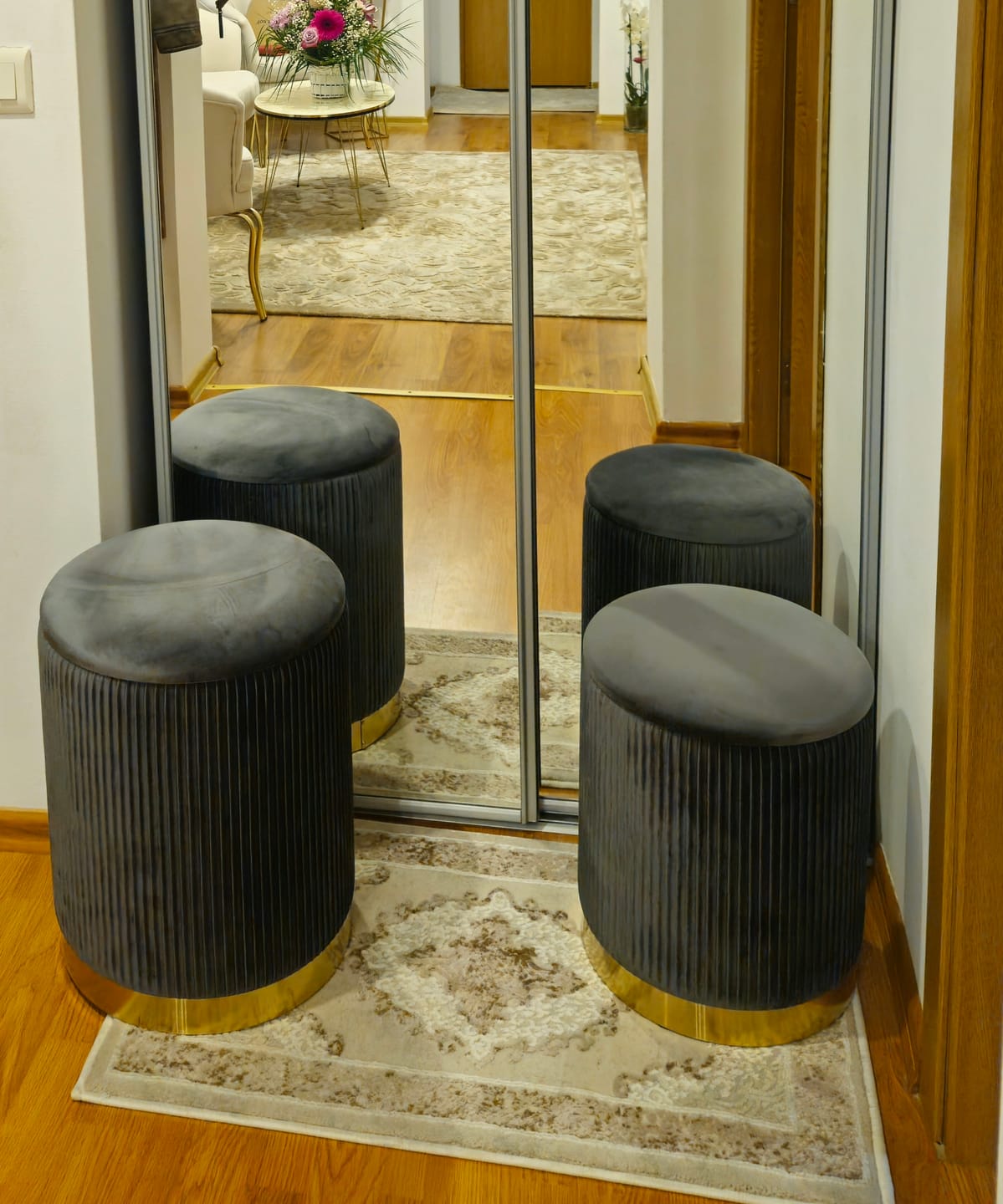 Customer photo review of Set 2 tabureti MONTY, stofa catifelata, gri, cu spatiu depozitare