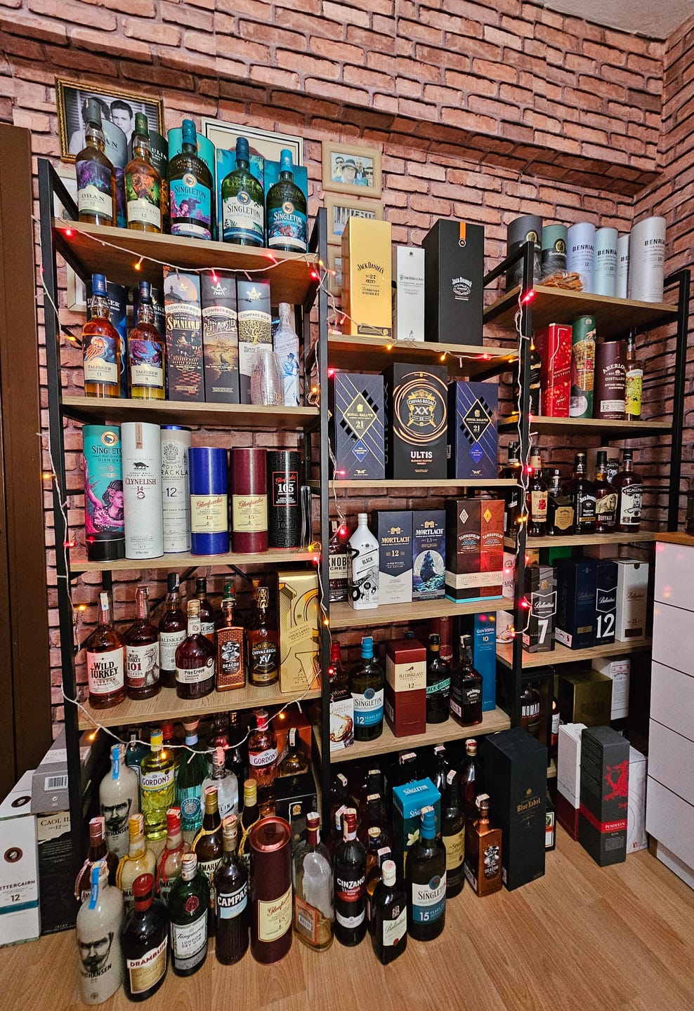 Customer photo review of Rani HC114 Kitaplık 5 Raflı Çalışma Odası Kütüphane Modern Duvar Rafı Sepet Ceviz