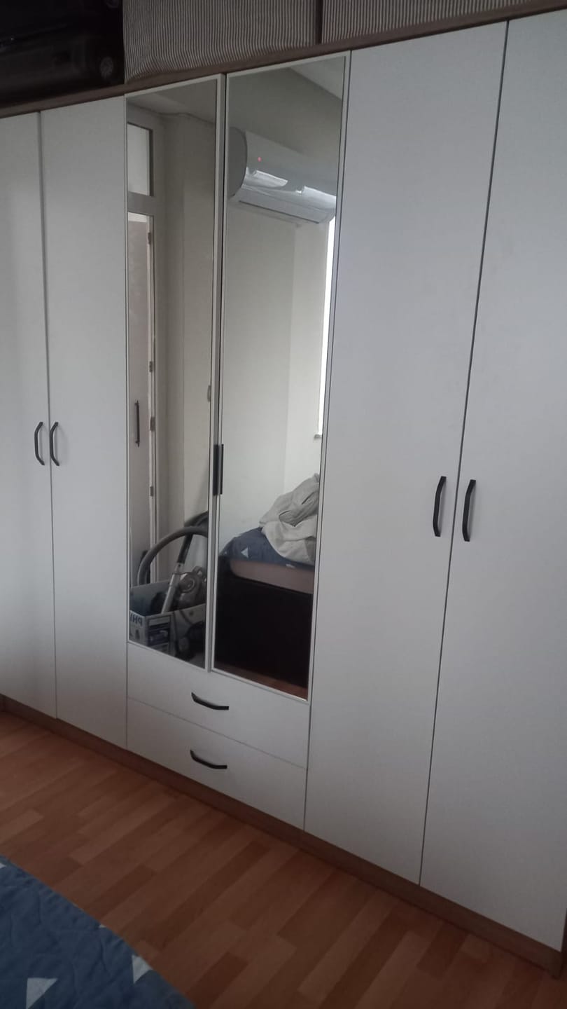 Customer photo review of Rani BA130 Geniş Gardırop Elbise Dolabı Aynalı Kapaklı 2 Çekmeceli 5 Raflı 3 Askılı Sepet Ceviz - Beyaz