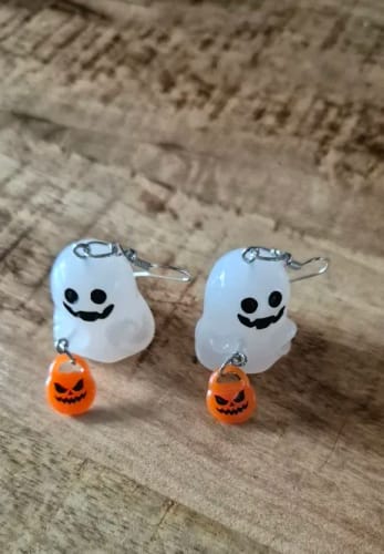 Customer photo review of 👻 Glow in the Dark Ghosties Necklace & Earring Set👻