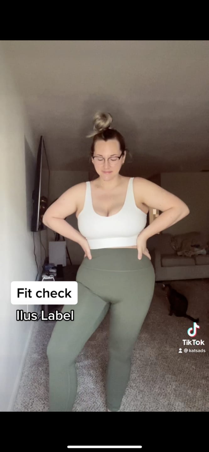 Customer photo review of ESSENTIAL LEGGINGS