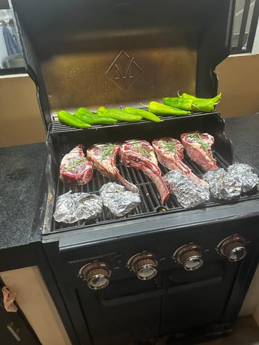 Reseña con foto de un cliente sobre Rib Eye Tomahawk Steaks