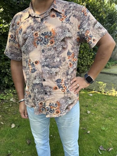 Customer photo review of Chemise boutonnée de vacances à manches courtes et imprimé floral pour hommes