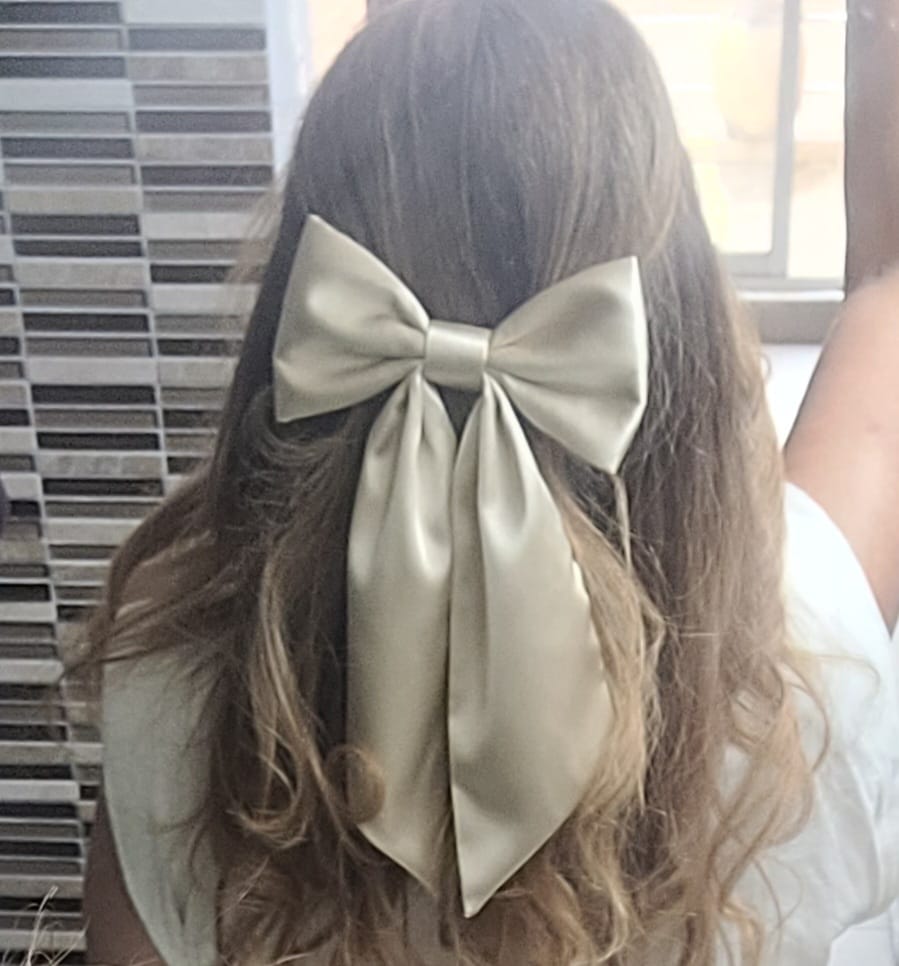 Customer photo review of Moño - EXTRA Large Bow