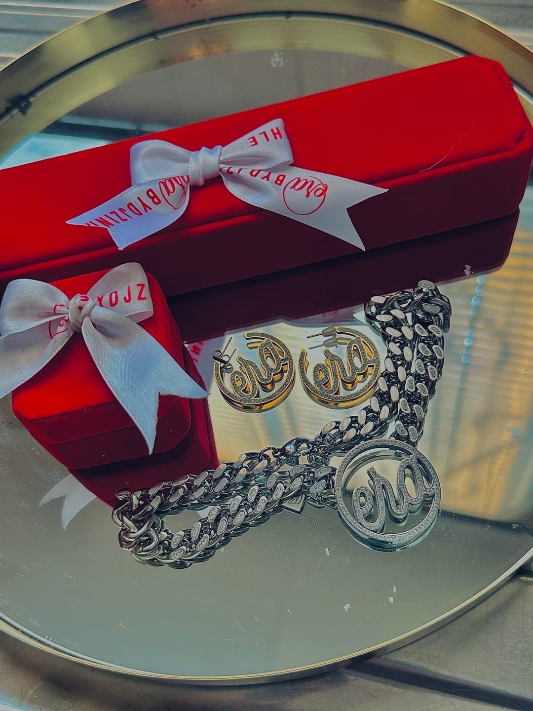 Customer photo review of Era Luxe Silver Choker