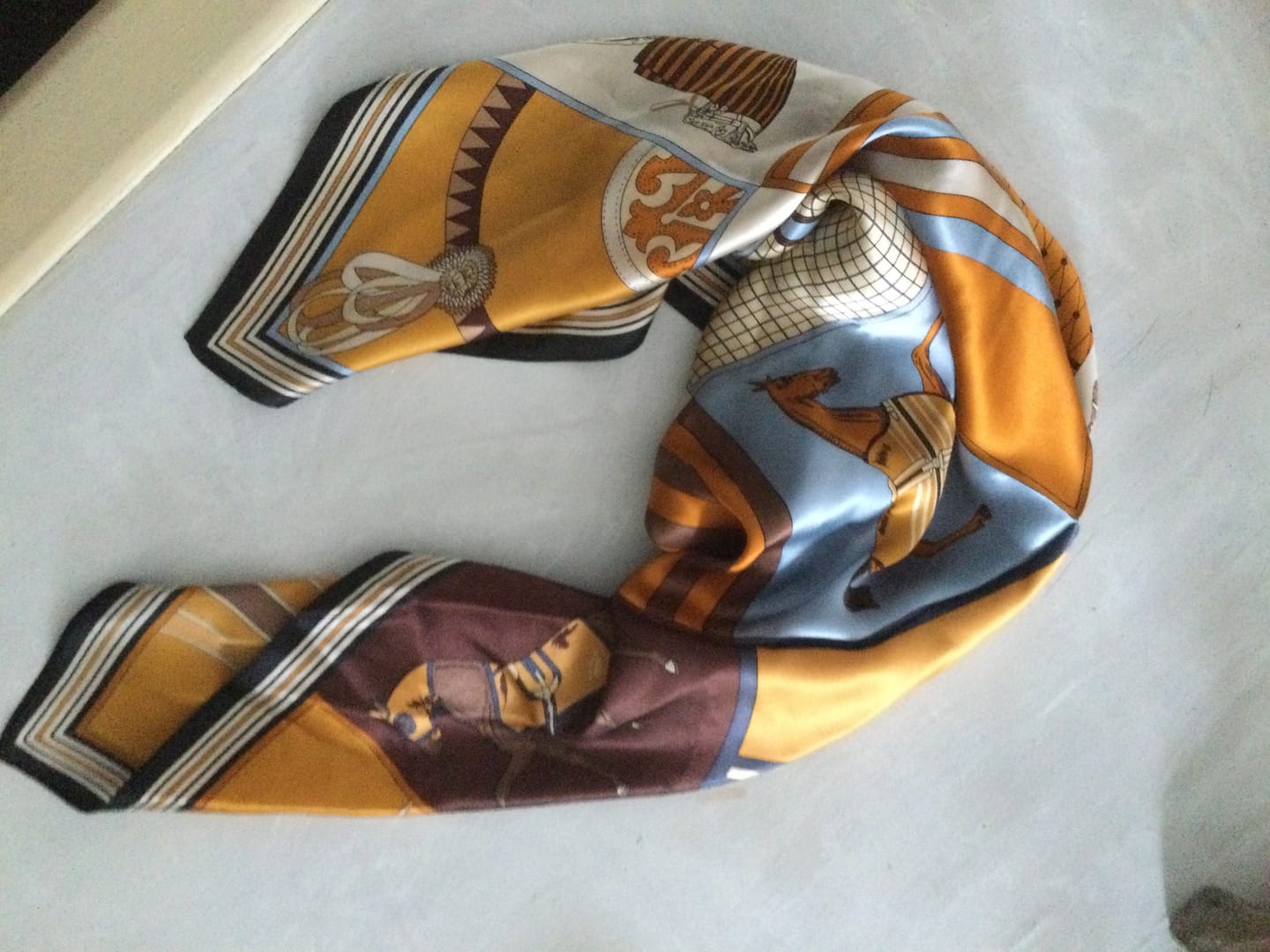 Customer photo review of Helena Foulard (100% Seta - 68cm)