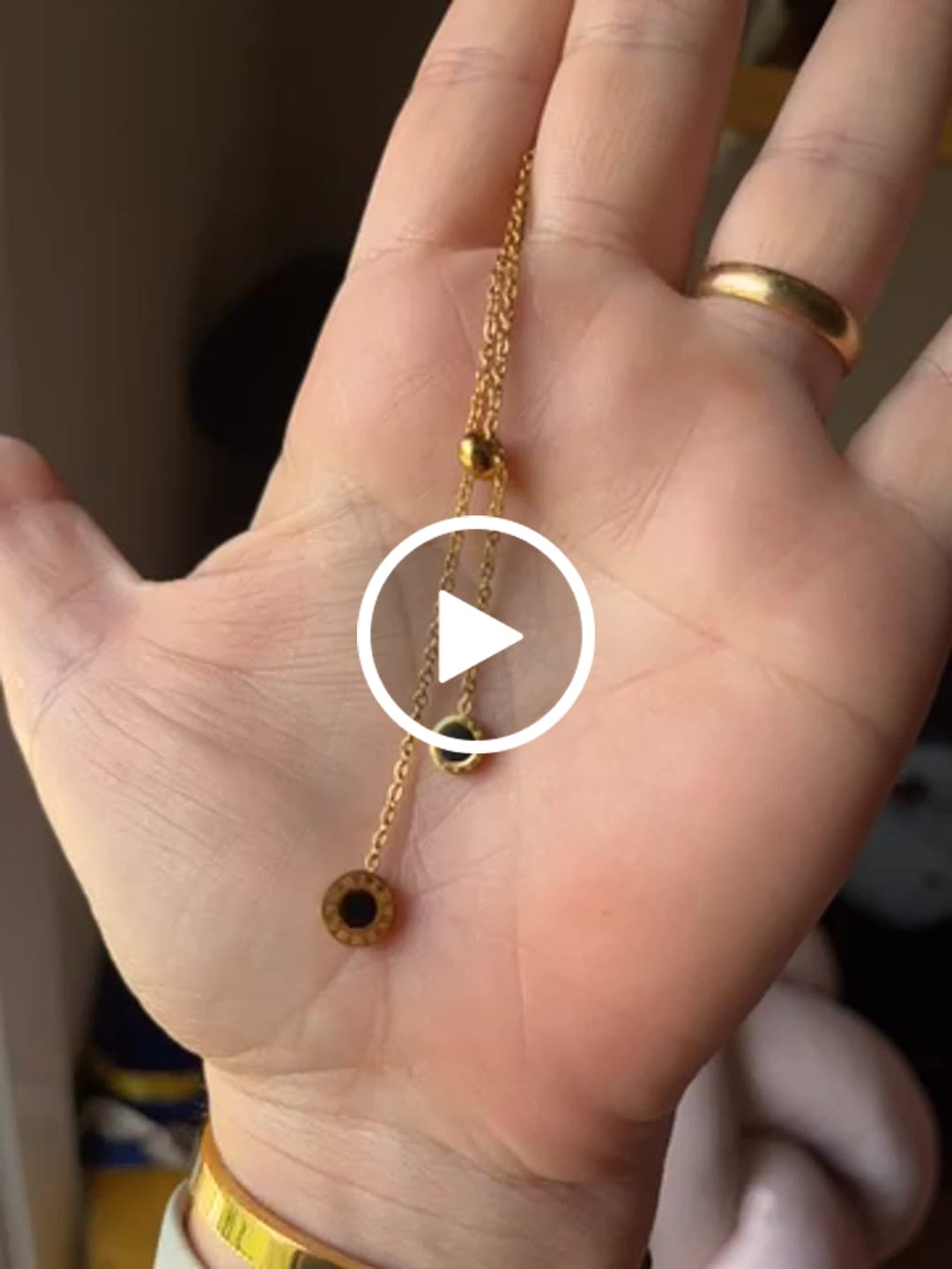 Customer video review of Colar Gravatinha Athenas Banhado em Ouro 18k