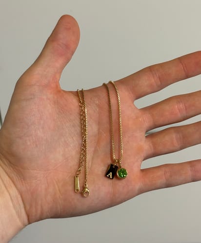 Customer photo review of Collar de iniciales con piedra de aniversario