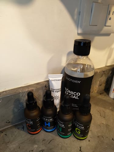 Customer photo review of NUEVO: Kit Piel Deslumbrante (47% OFF) - Limpiador + Tónico + Serum Vitamina C + Serum Niacinamida + Serum Ácido Glicólico + Serum Ácido Hialurónico + Contorno de Ojos