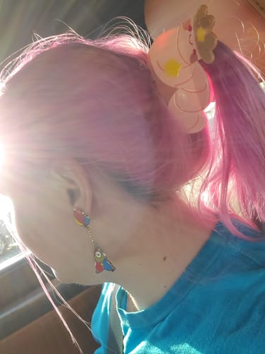 Customer photo review of Cowboy Worm Hair Clip