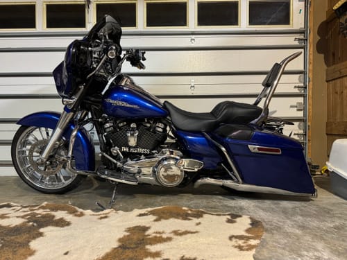 Customer photo review of HR3 Superior Blue CVO Stretched Saddlebags with Speaker Lids  For 14-23 Harley Touring