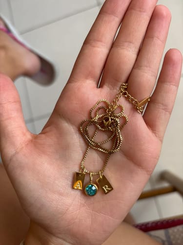 Customer photo review of Collar de iniciales con piedra de aniversario