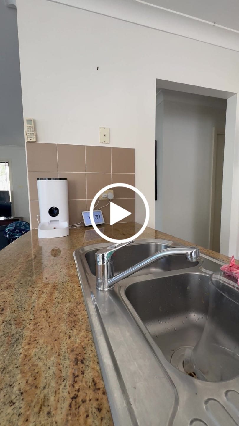 Customer video review of Pawz Pet Smart Feeder with Camera 6L