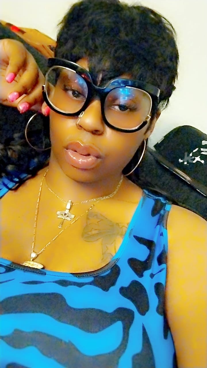 Customer photo review of Luvwin Pixie Cut Wigs Glueless Mullet Wigs With Bangs For Black Women