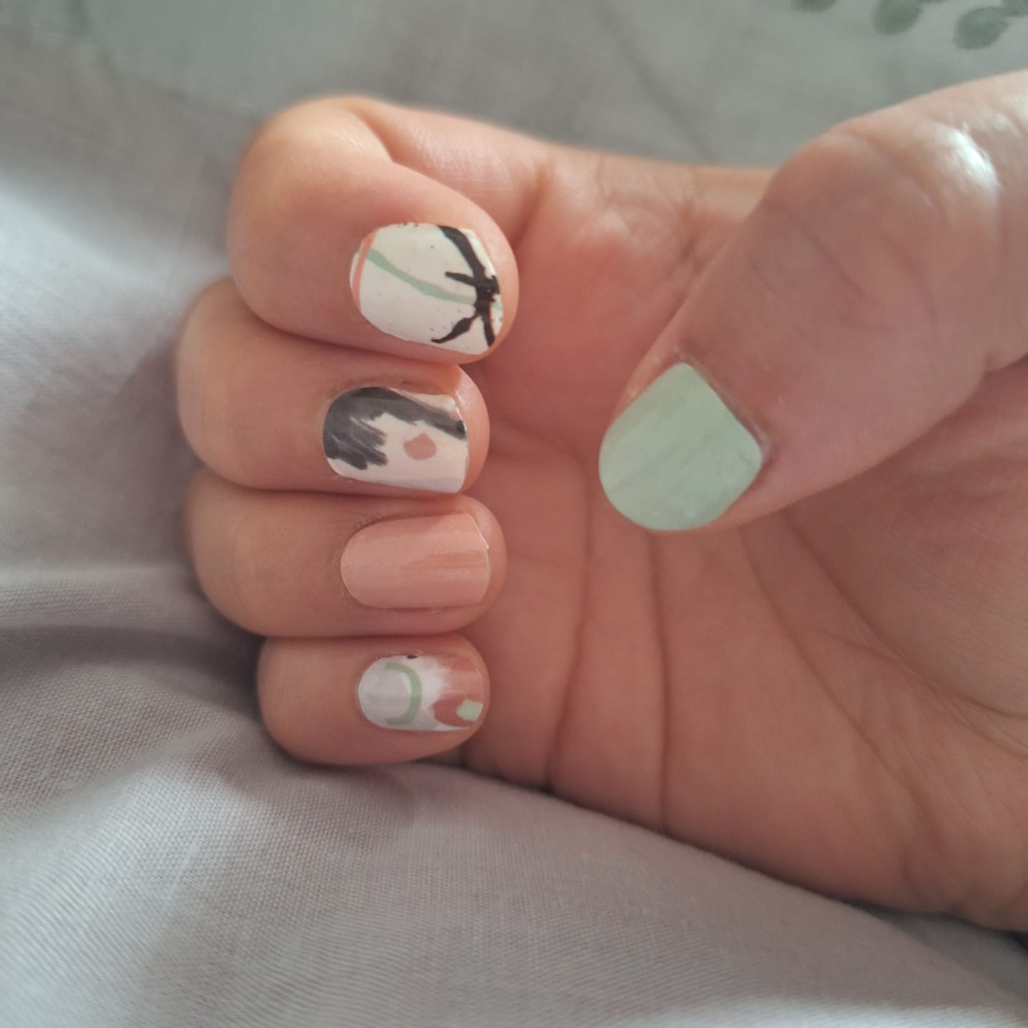 Customer photo review of Amarillo Neón | Stickers de Esmalte