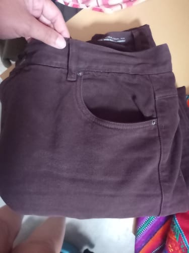 Luiza D. review of Calça Jeans Reta Araçá Marrom Escuro image 1 out of 1