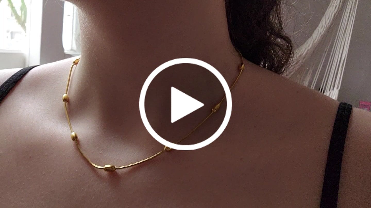 Customer video review of Colar Esfera Banhado em Ouro 18K