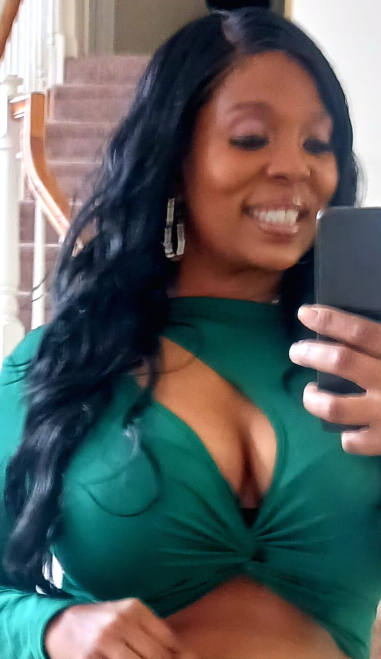 Customer photo review of Outre Melted Hairline Swirlista Glueless Synthetic 5" Deep Parting HD Lace Front Wig - SWIRL 102
