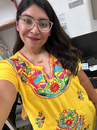 Customer photo review of Personaliza Tu Collar Con Inicial Mini Bubble Combinado