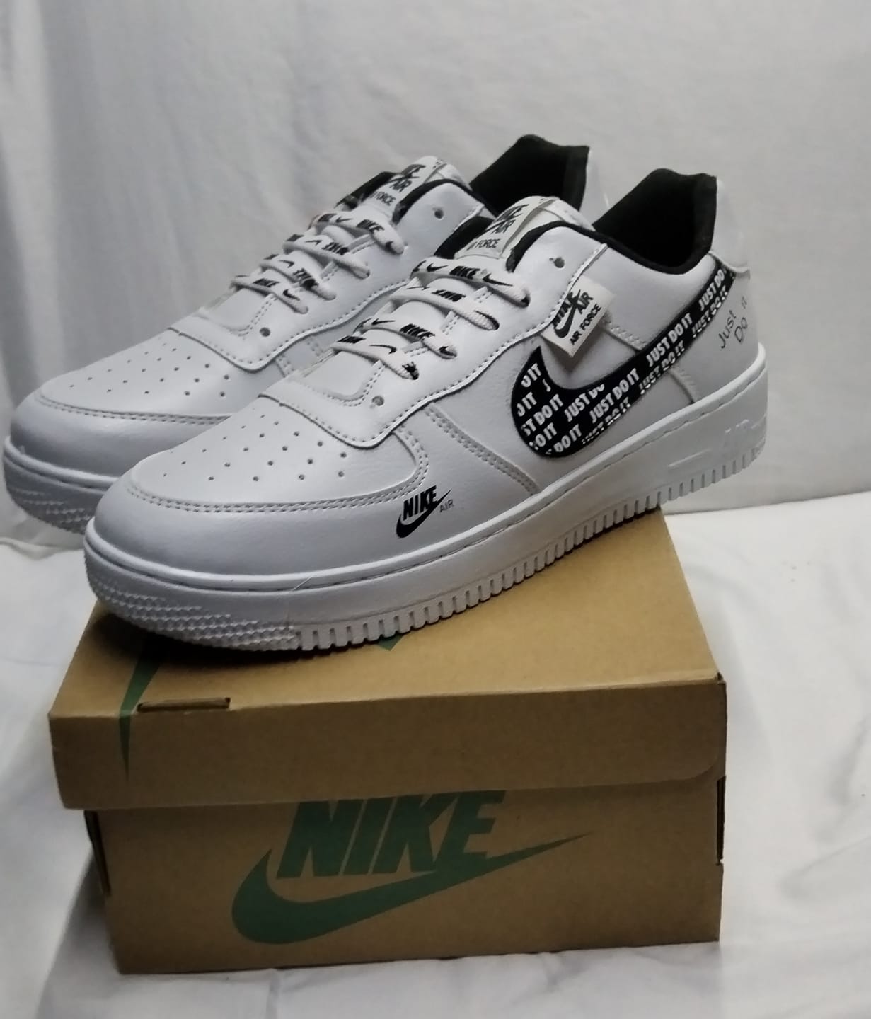 Customer photo review of Tenis 270 Blanco Negro Negro