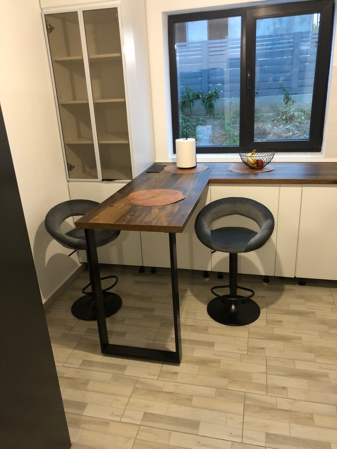 Customer photo review of Scaun bar H102, gri - Bluvel14/negru, stofa catifelata/otel, 53x48x78/100 cm