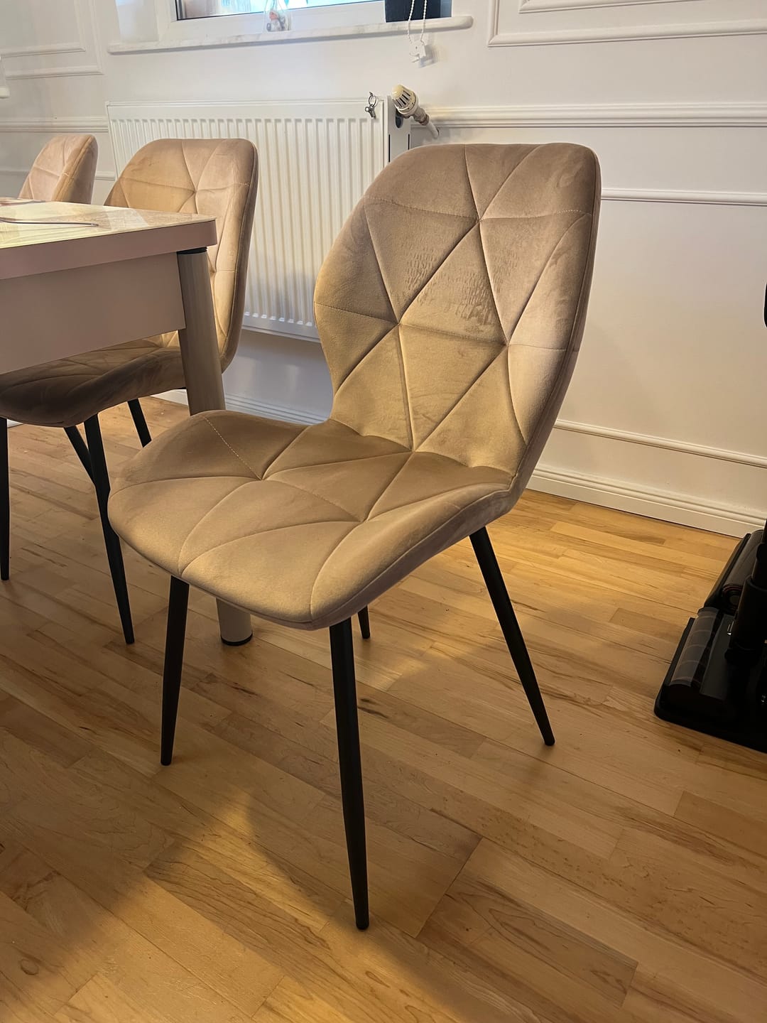 Customer photo review of Scaun K453, bej/negru, stofa catifelata/metal, 48x53x86 cm