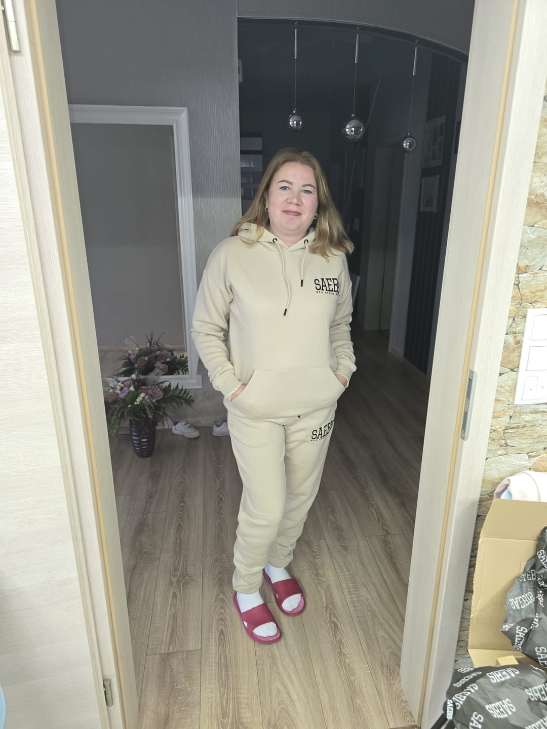 Customer photo review of Lifestyle Damen Oversized Hoodie beige mit Stickerei by SAEBIS®