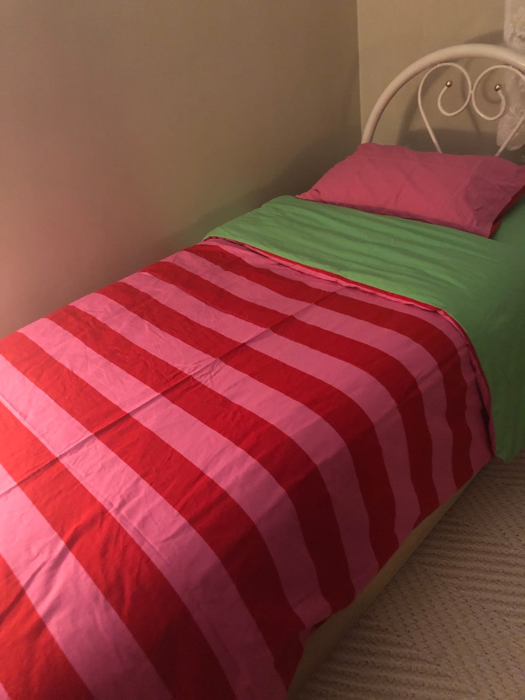 Customer photo review of Cozy Home Popping Colors Tek Kişilik Lastikli Çarşaflı Nevresim Takımı Cherie Yeşil