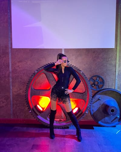 Customer photo review of Stranded Long Straight Clip-in Ponytail #2/5 Azalea