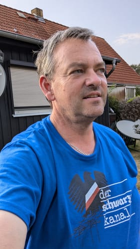 Customer photo review of PREMIUM SHIRT UNISEX • DER SCHWARZE KANAL