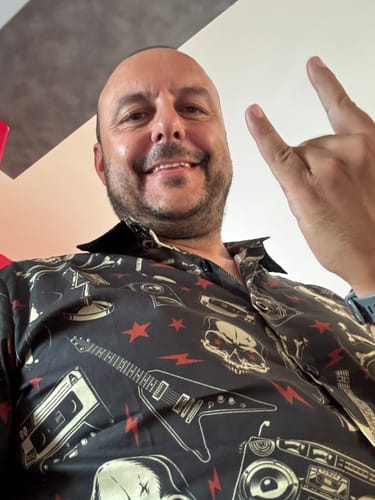 Customer photo review of Chemise hawaïenne drôle et cool pour hommes, crâne, musique, Punk Rock and Roll