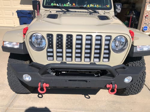 Customer photo review of USA Flag Mesh Grille Insert - Gray for 18-23 Jeep Wrangler JL & Gladiator JT