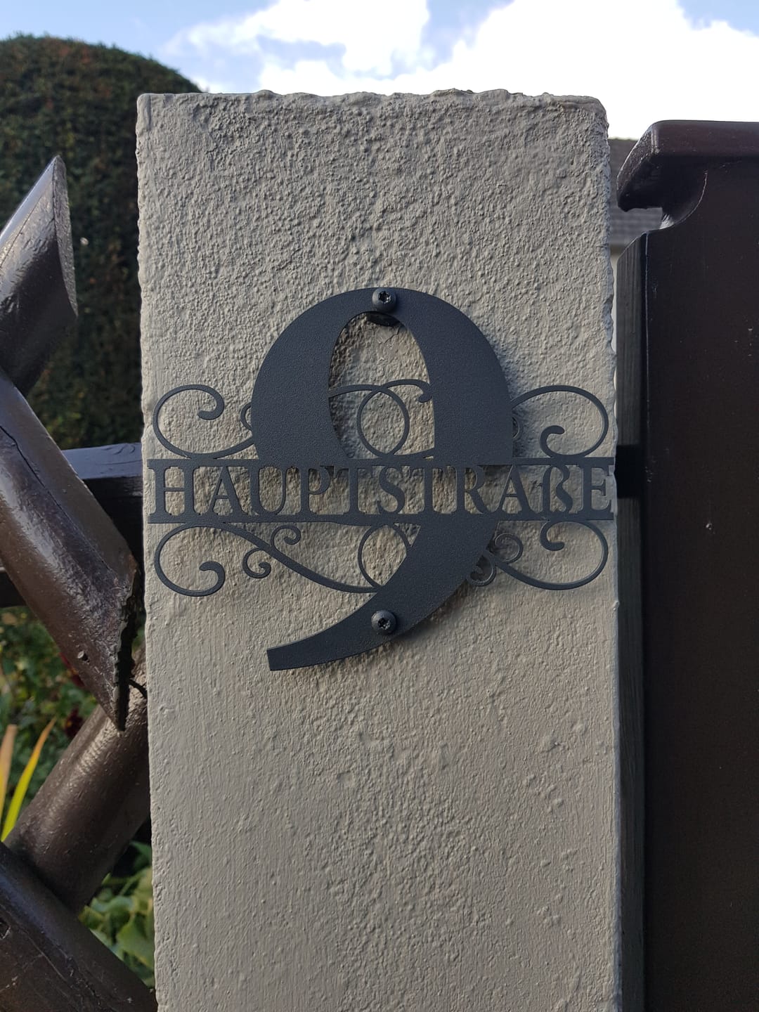 Customer photo review of Hausnummer-Türschild Ornamental Style mit Familiennamen (personalisierbar)