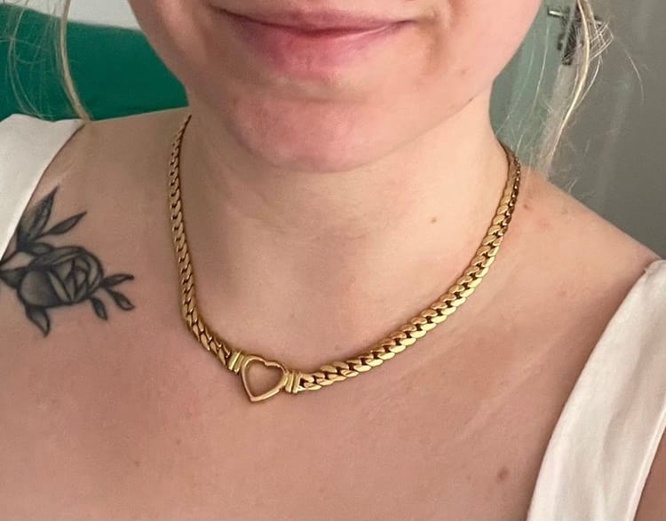 Customer photo review of Colar Gargantilha Coração Minimalista Banhado em Ouro 18K