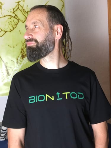 Customer photo review of ADBUSTING & GUERILLA PREMIUM SHIRT BUBEN • BIONTOD