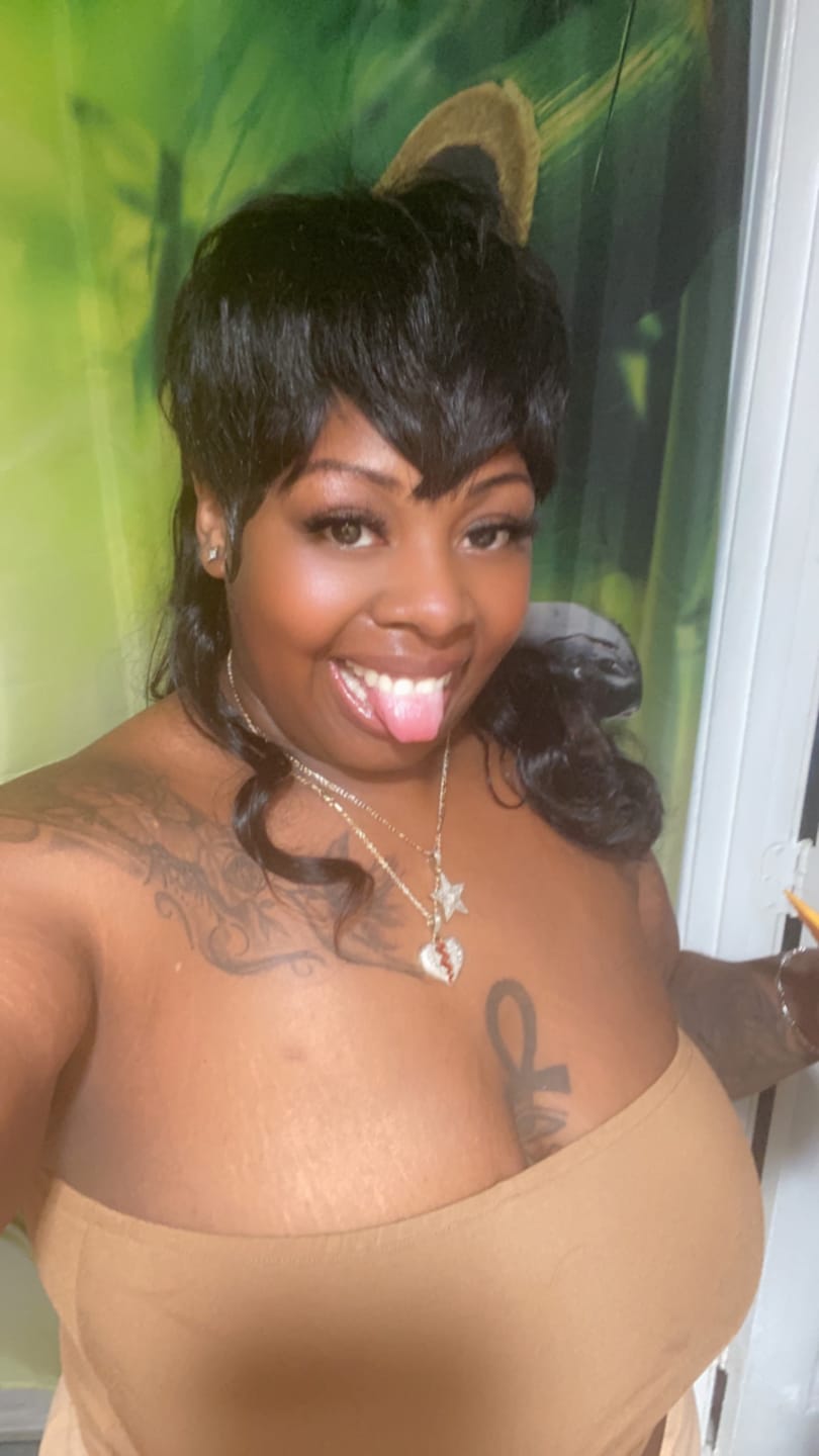 Customer photo review of Luvwin Pixie Cut Wigs Glueless Mullet Wigs With Bangs For Black Women