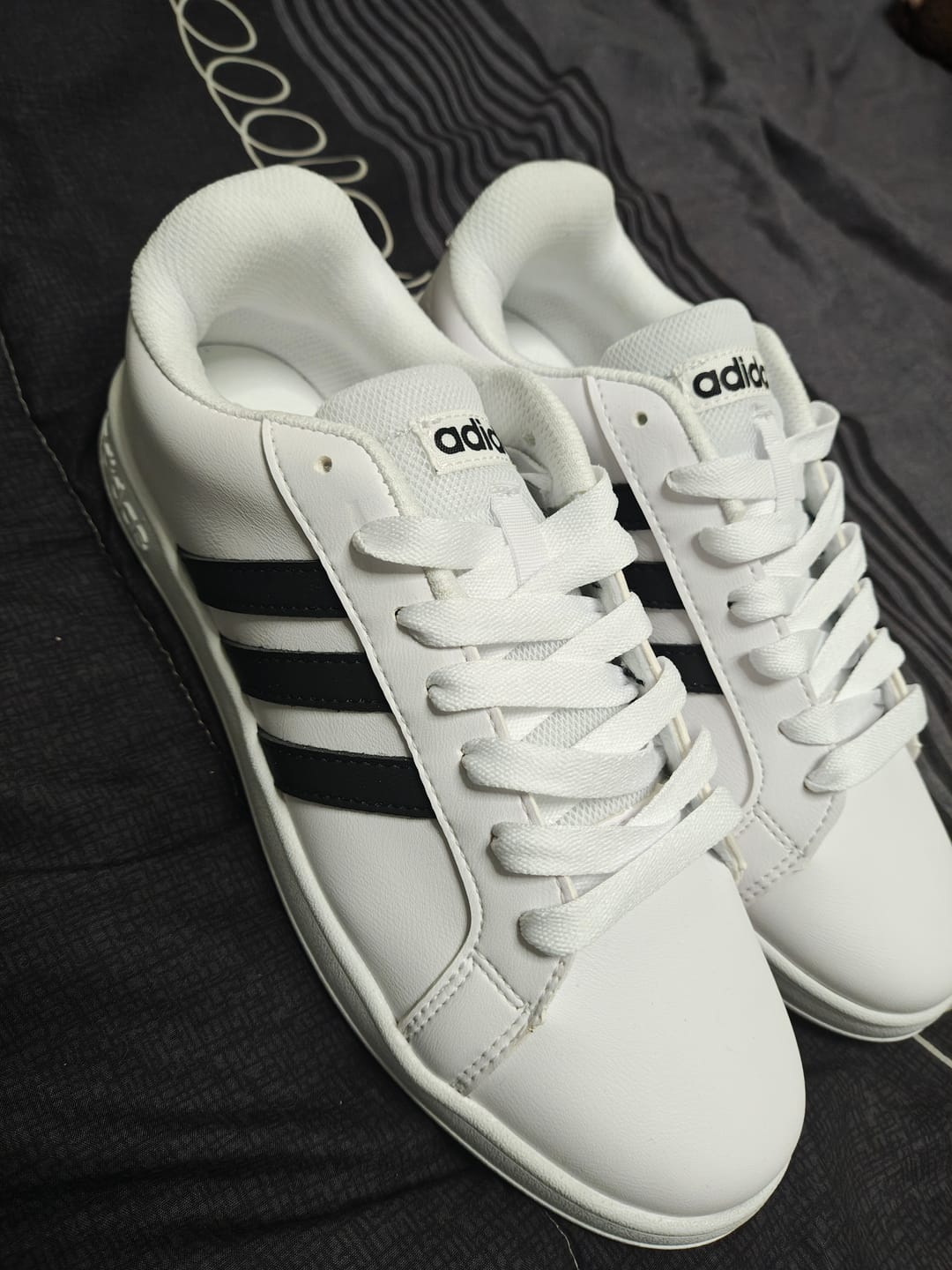 Customer photo review of Tenis Neo Grand Court Blanco Negro