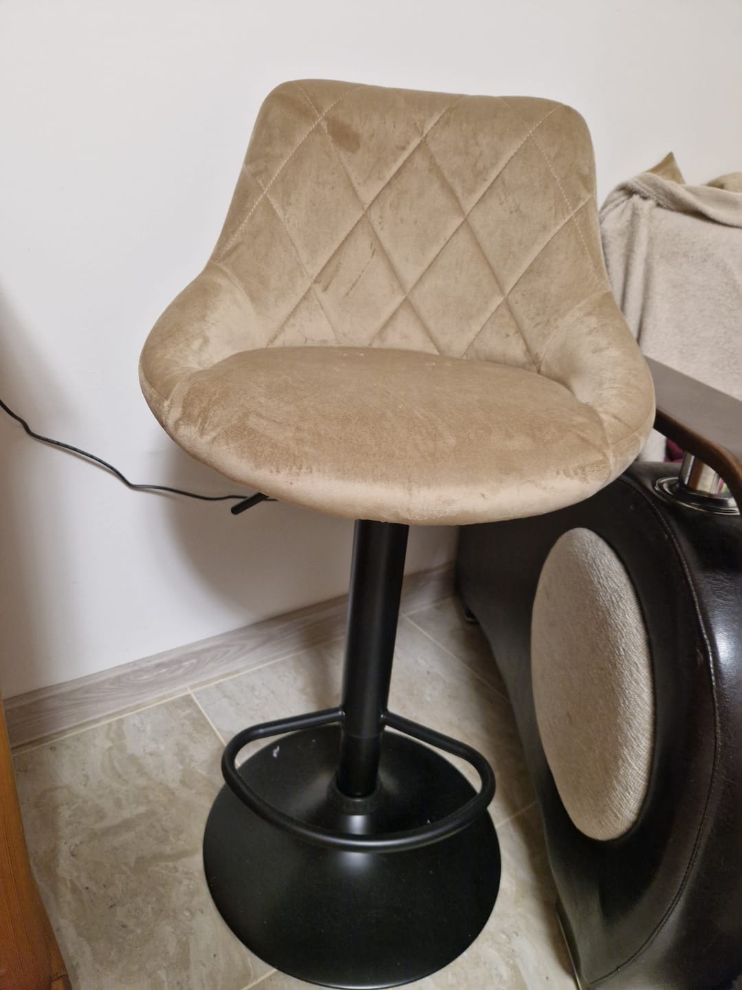Customer photo review of Scaun bar H101, bej/negru, stofa catifelata/metal, 47x45x84 cm