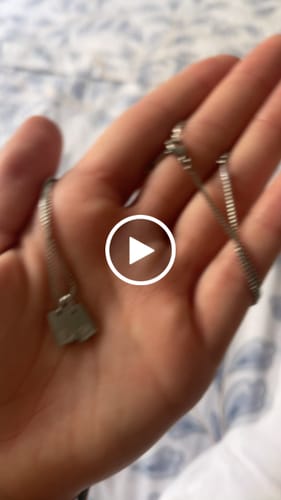 Customer video review of Collar de iniciales