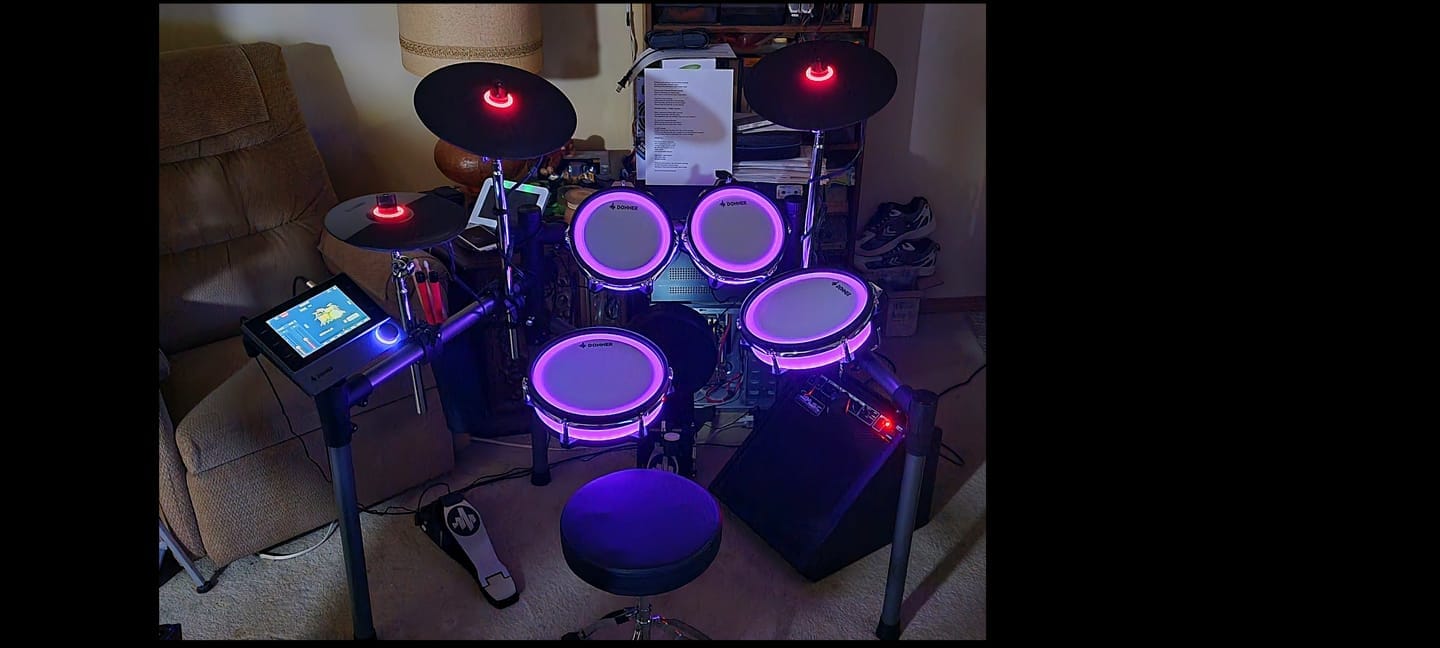 Customer photo review of Donner BackBeat Batterie électronique avec lumières LED personnalisables et écran tactile de 7 pouces