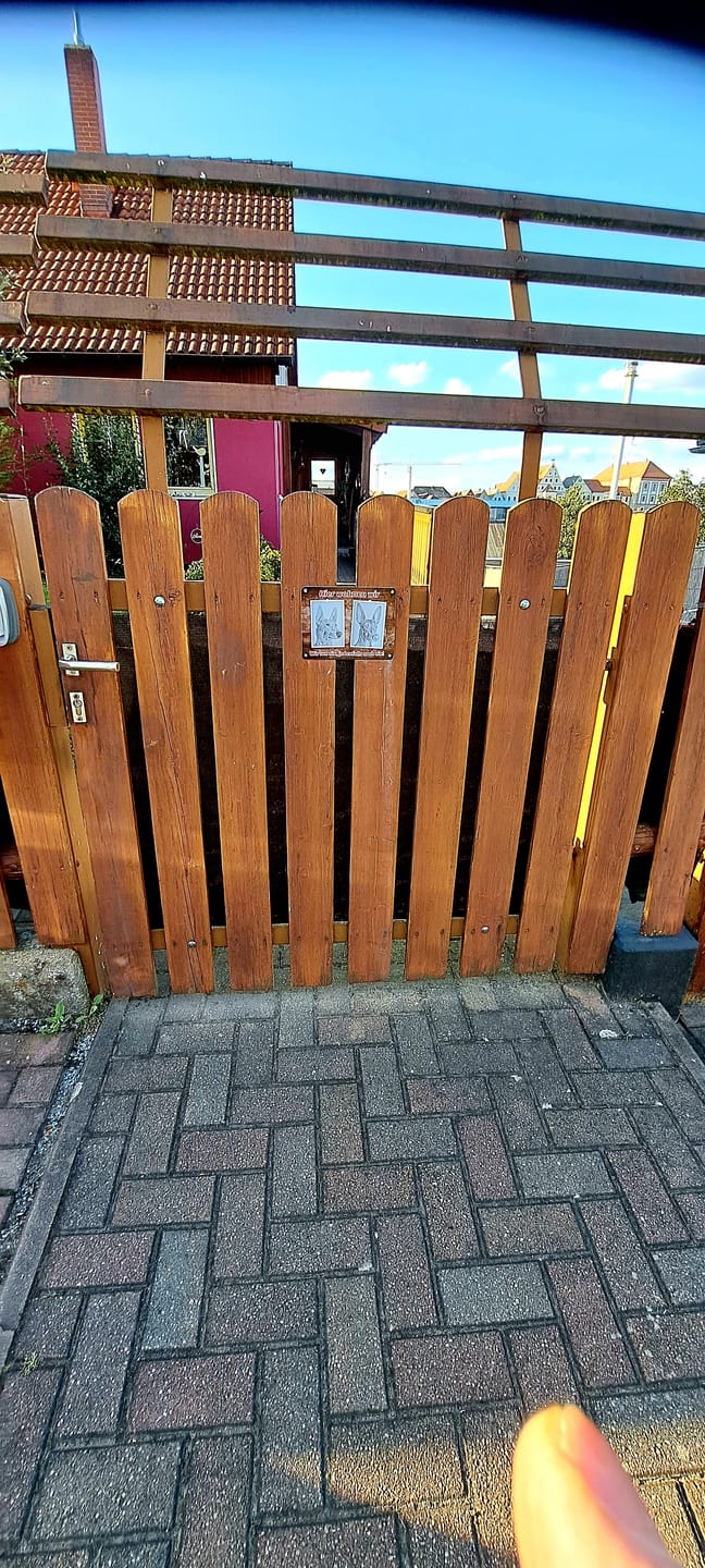 Customer photo review of Hunde-Türschild personalisiert mit Foto & Text (UV- und wetterfest)