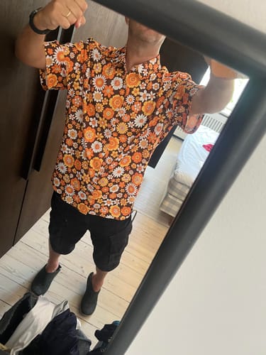 Customer photo review of Hommes Vintage Floral Bouton Up Short Sleeve Beach Disco Summer 70s Retro Hawaiian Shirt