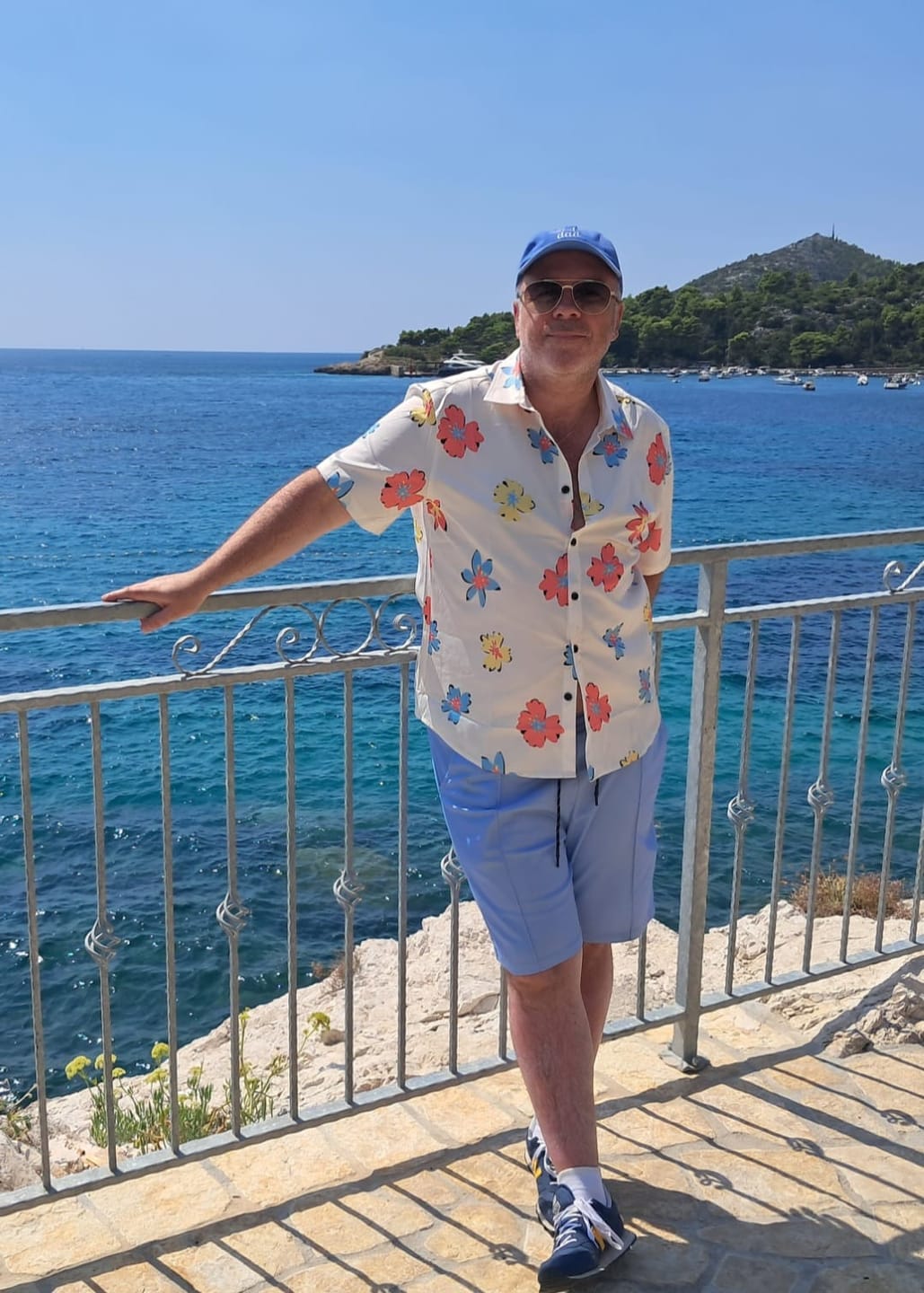 Customer photo review of Men's Summer Floral Print White Top Button Up Short Sleeve Shirt