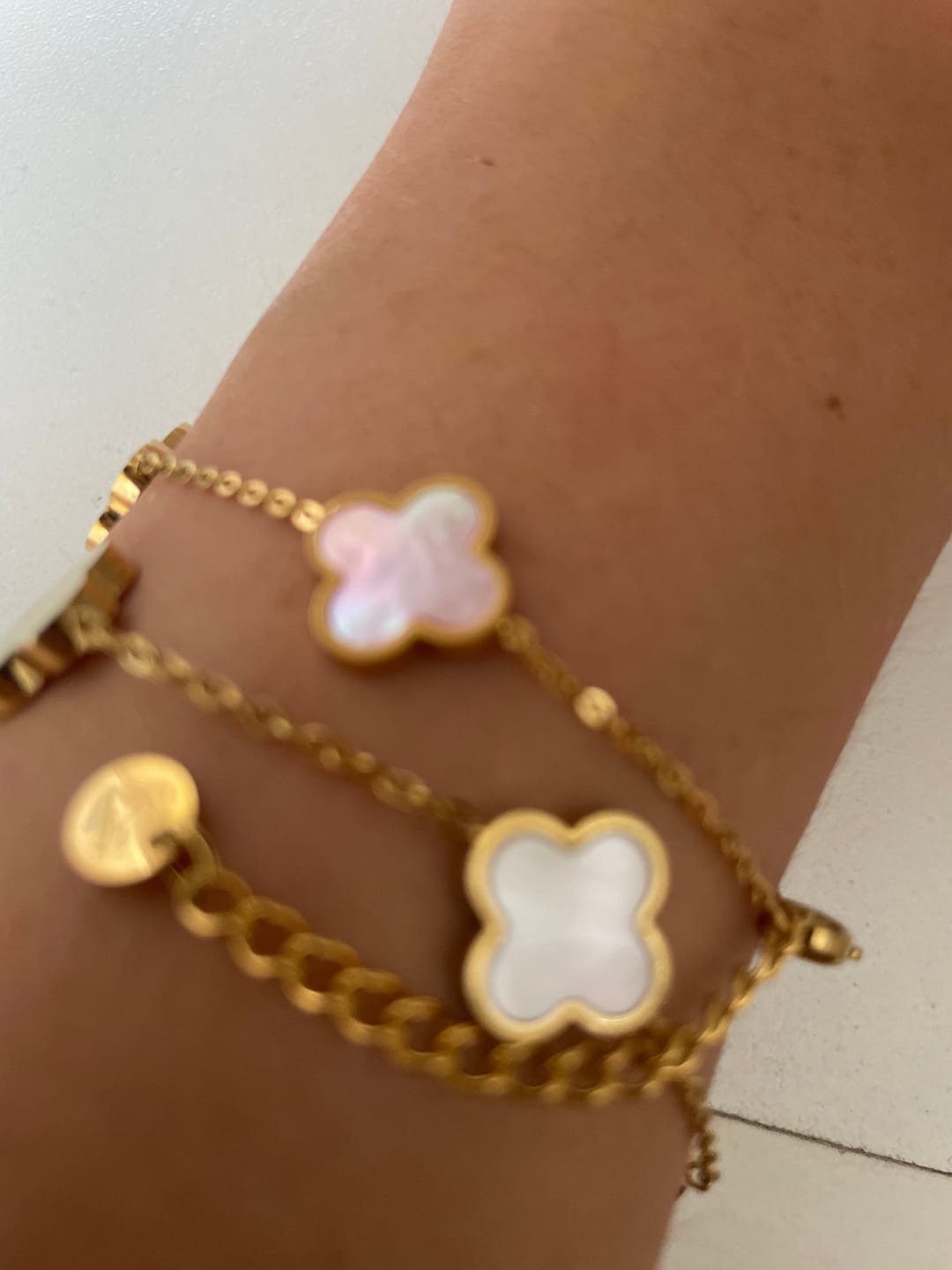 Customer photo review of Rosa Perlmutt Clover Armband | 18K vergoldet