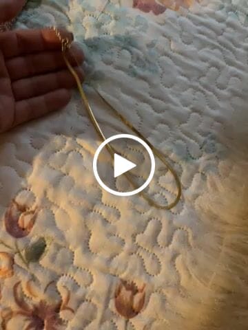 Customer video review of Colar Malha Snake Dourado Banhado em Ouro 18K