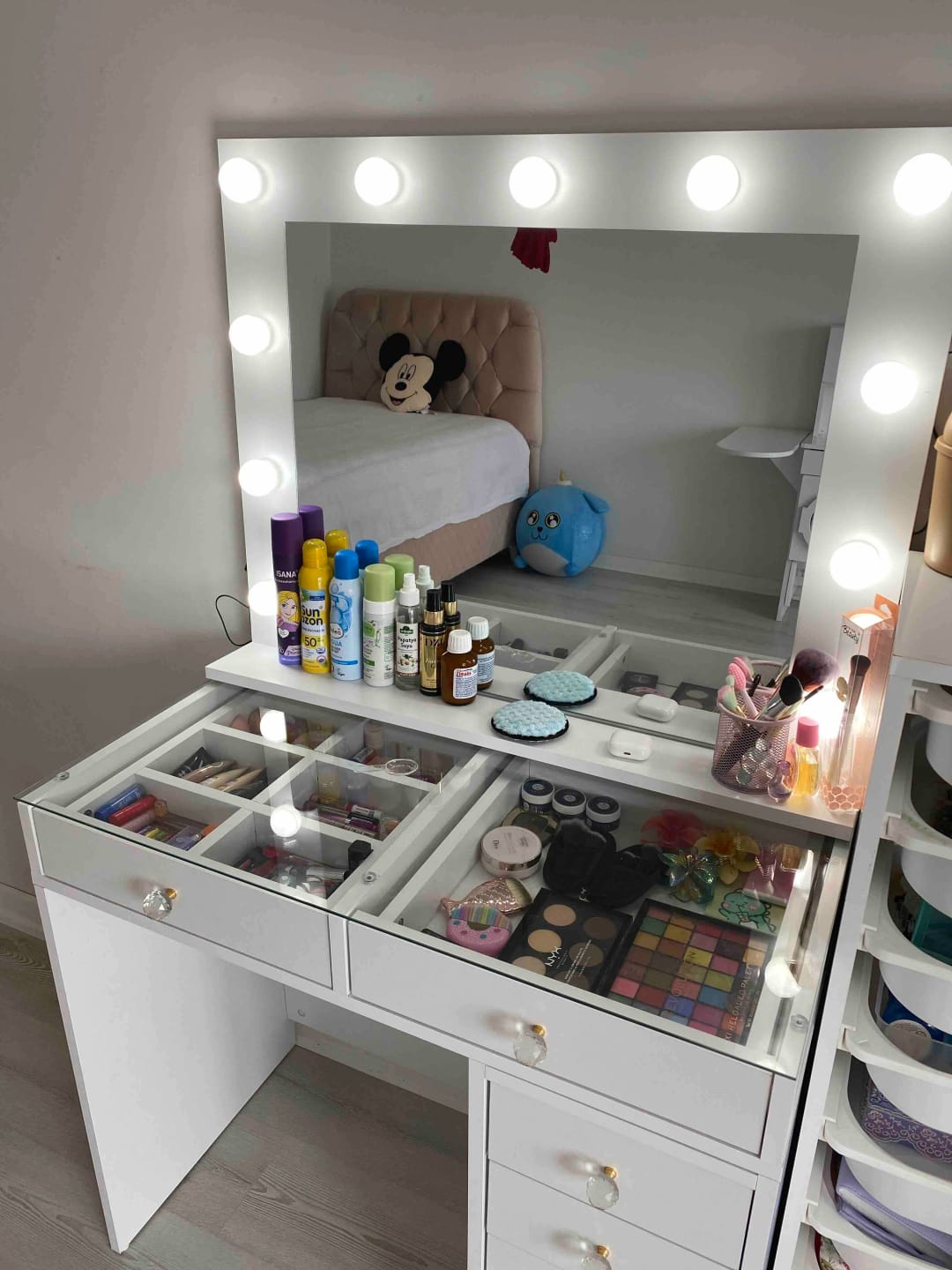 Customer photo review of Rani BJ117 Hollywood Işıklı Aynalı Kulis Makyaj Masası Cam Tablalı 7 Çekmeceli Takı Düzenleyici Beyaz