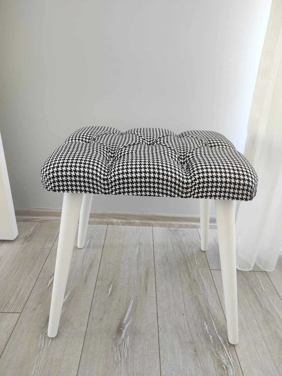 Customer photo review of Rani BM101 Puf Ahşap Ayaklı Tabure Siyah - Beyaz Kazayağı Desenli